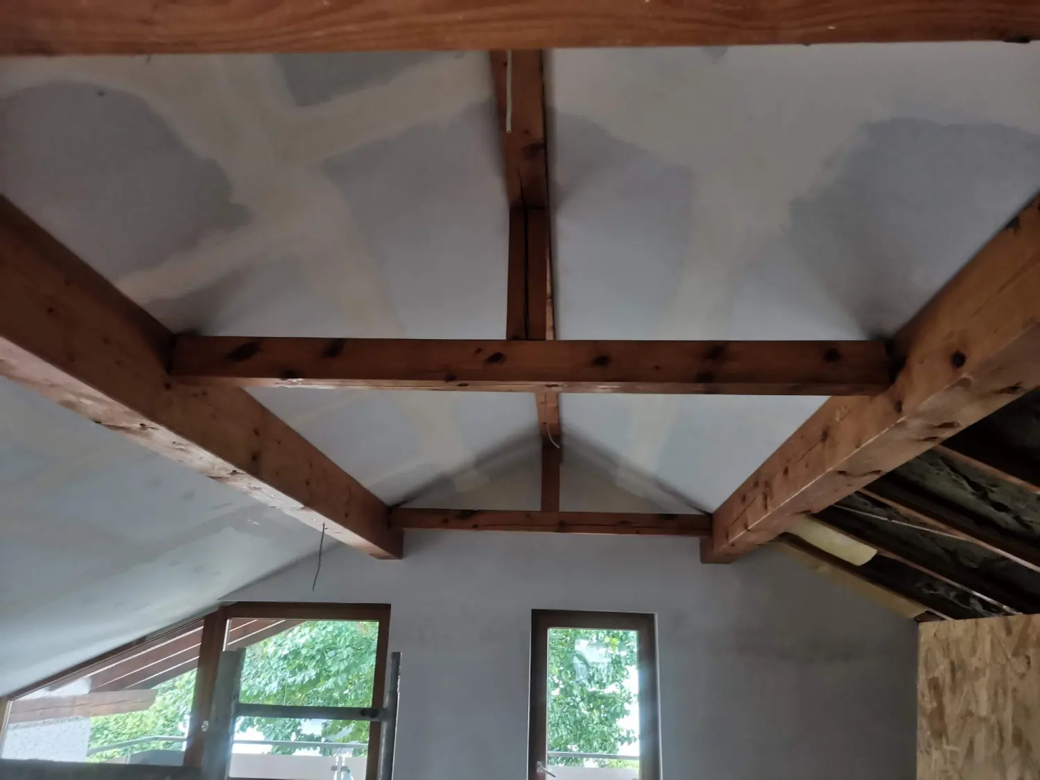 MS Bausanierung, Dachgeschoss Holzstämme im Innenbereich